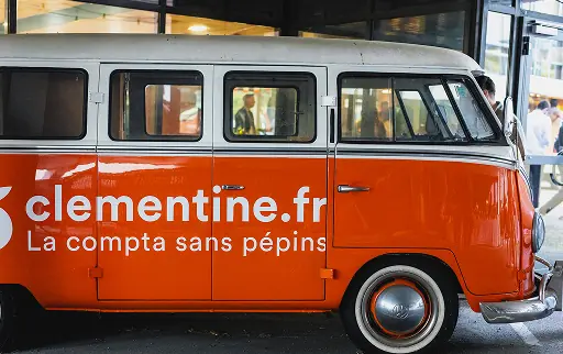 Photo du van garé à Paris, près de la tour Eiffel