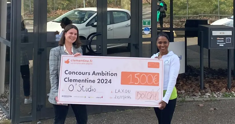 Deuxième gagnante avec son chèque de 1500 € devant les locaux de Clementine de Laxou