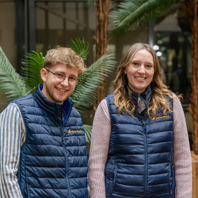 Photo de 3 collaborateurs Clementine dans l'accueil de l'entreprise