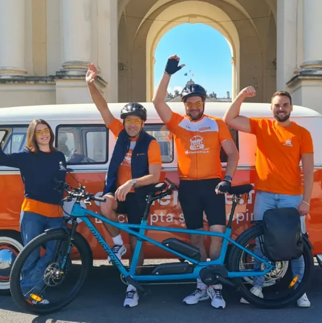 Photo de l'équipe du Clementine Tour 3 devant le van et le tandem