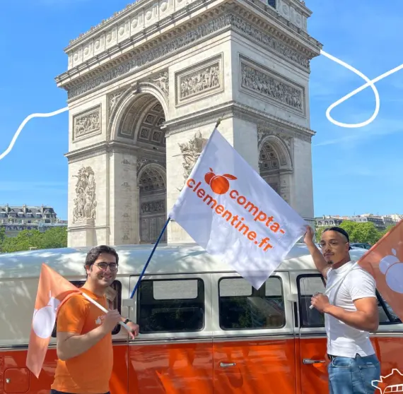 Le van devant l'Arc de triomphe