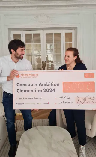 Troisième gagnante avec son chèque de 500 € dans les locaux de Clementine de Paris