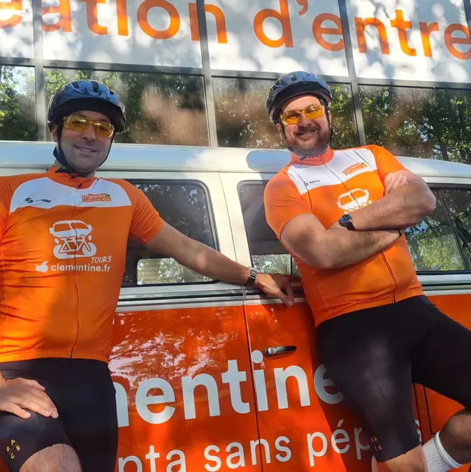 Photo de Maximilien et William devant le van qui les suivait lors du Clementine Tour 3