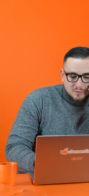 Photo d'un comptable au téléphone dans une salle complètement orange